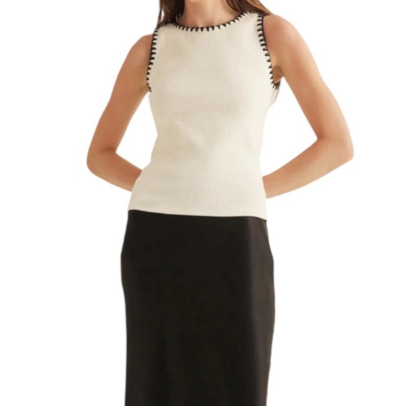 Commense Sleeveless Ribbed Sweater with Contrast Trim in White with Black Size L - Picture 3 of 10